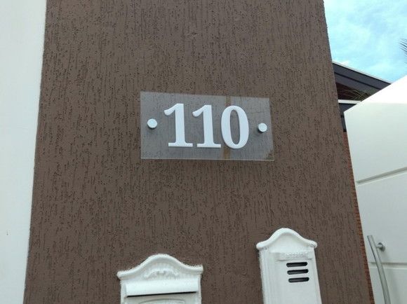 Plăcuță Număr Casă Personalizată – Acrilic Transparent cu Număr Aplicat in Alb - IXERIO