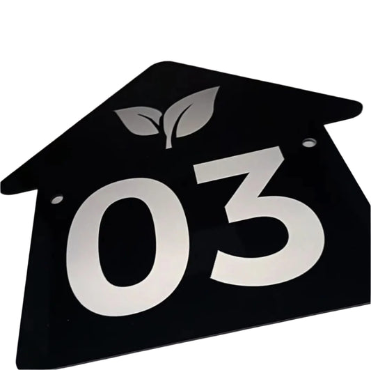 Placă Număr Casă în Formă de Căsuță – Personalizabilă - IXERIO