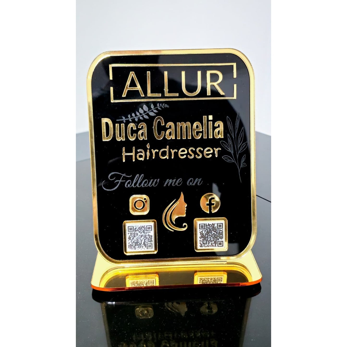 Plachetă Personalizată cu Coduri QR Multiple - Hairdresser (Acrilic Negru Lucios & Auriu Oglindă)