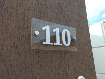 Plăcuță Număr Casă Personalizată – Acrilic Transparent cu Număr Aplicat in Alb - IXERIO