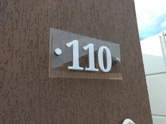 Plăcuță Număr Casă Personalizată – Acrilic Transparent cu Număr Aplicat in Alb - IXERIO