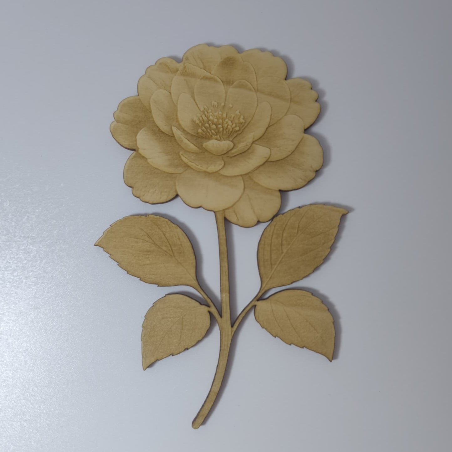 Floare decorativă 3D din lemn – Eleganță naturală