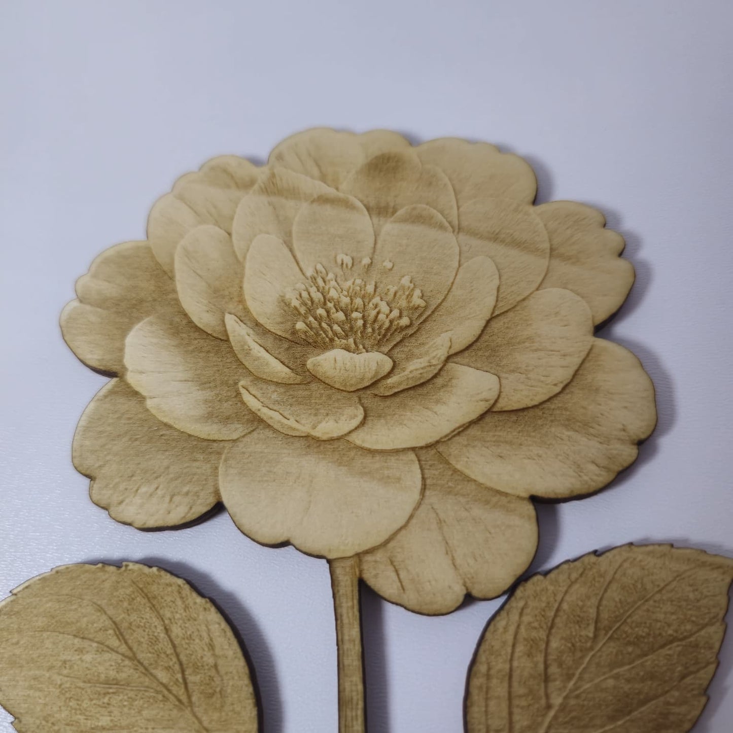 Floare decorativă 3D din lemn – Eleganță naturală