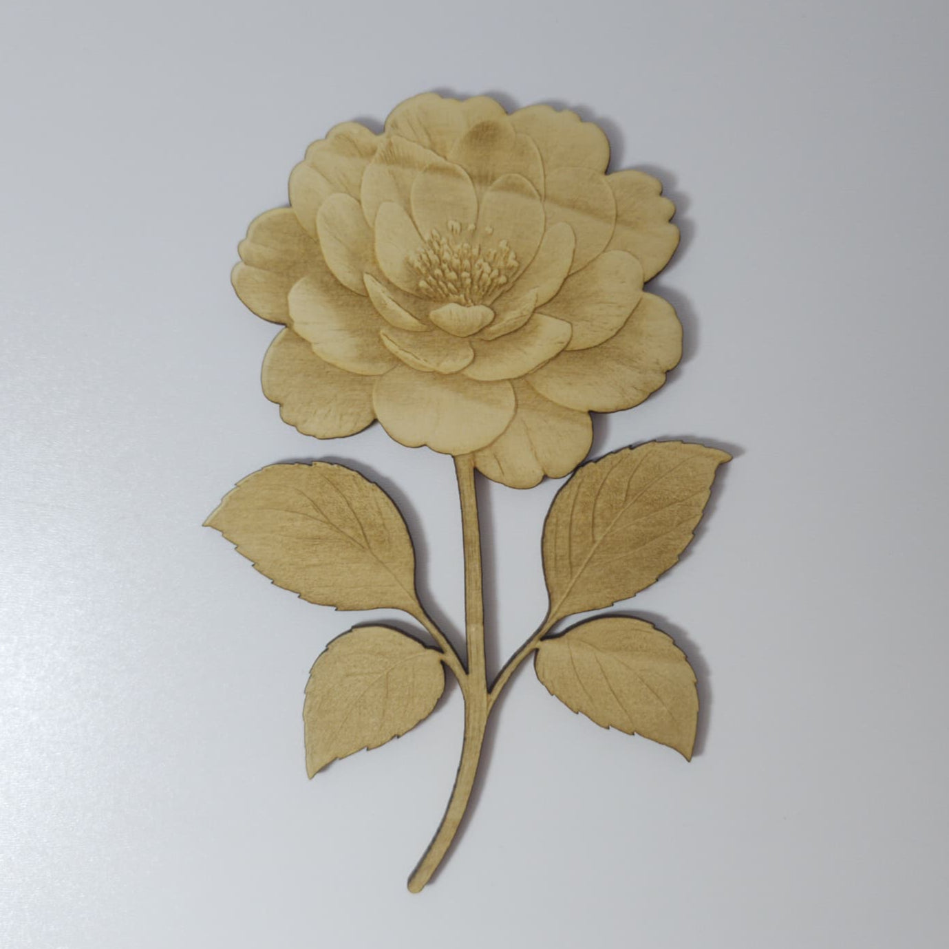 Floare decorativă 3D din lemn – Eleganță naturală