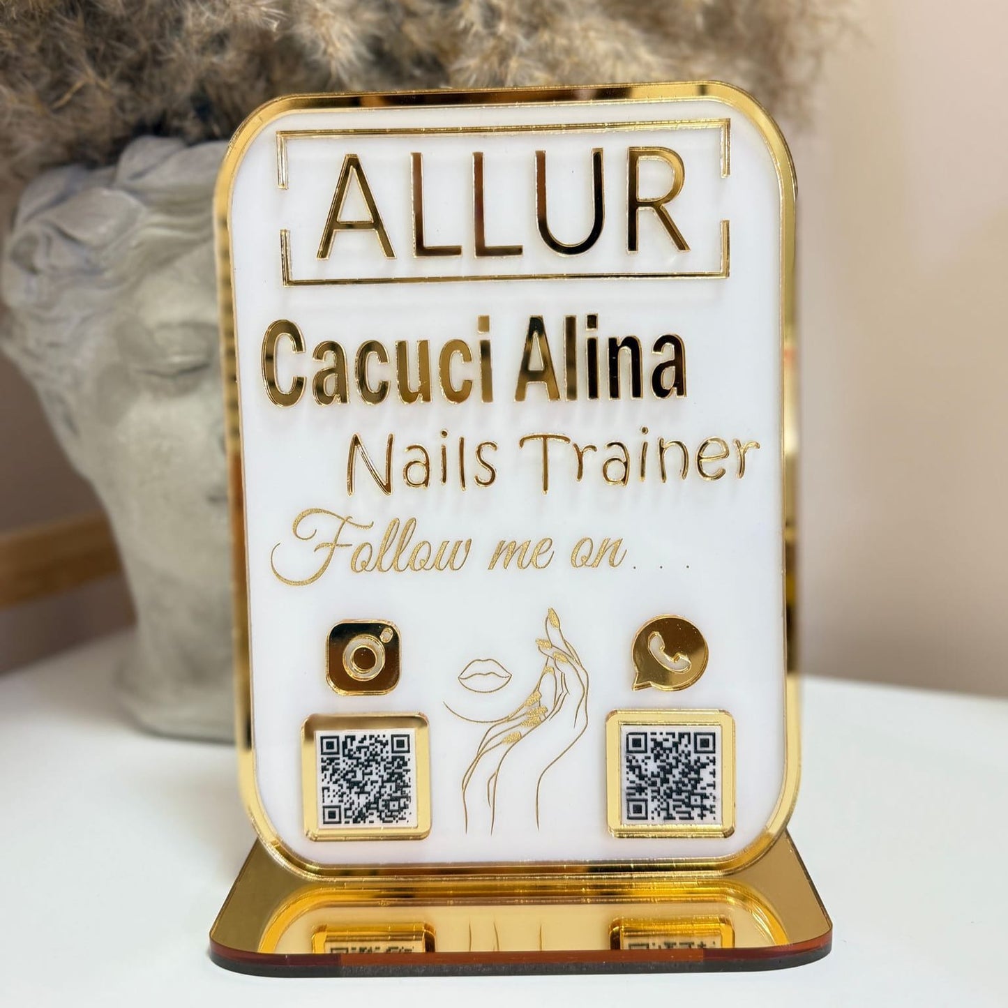 Plachetă Personalizată cu Coduri QR Multiple - Nails Trainer (Alb Lucios cu Auriu Oglinda)