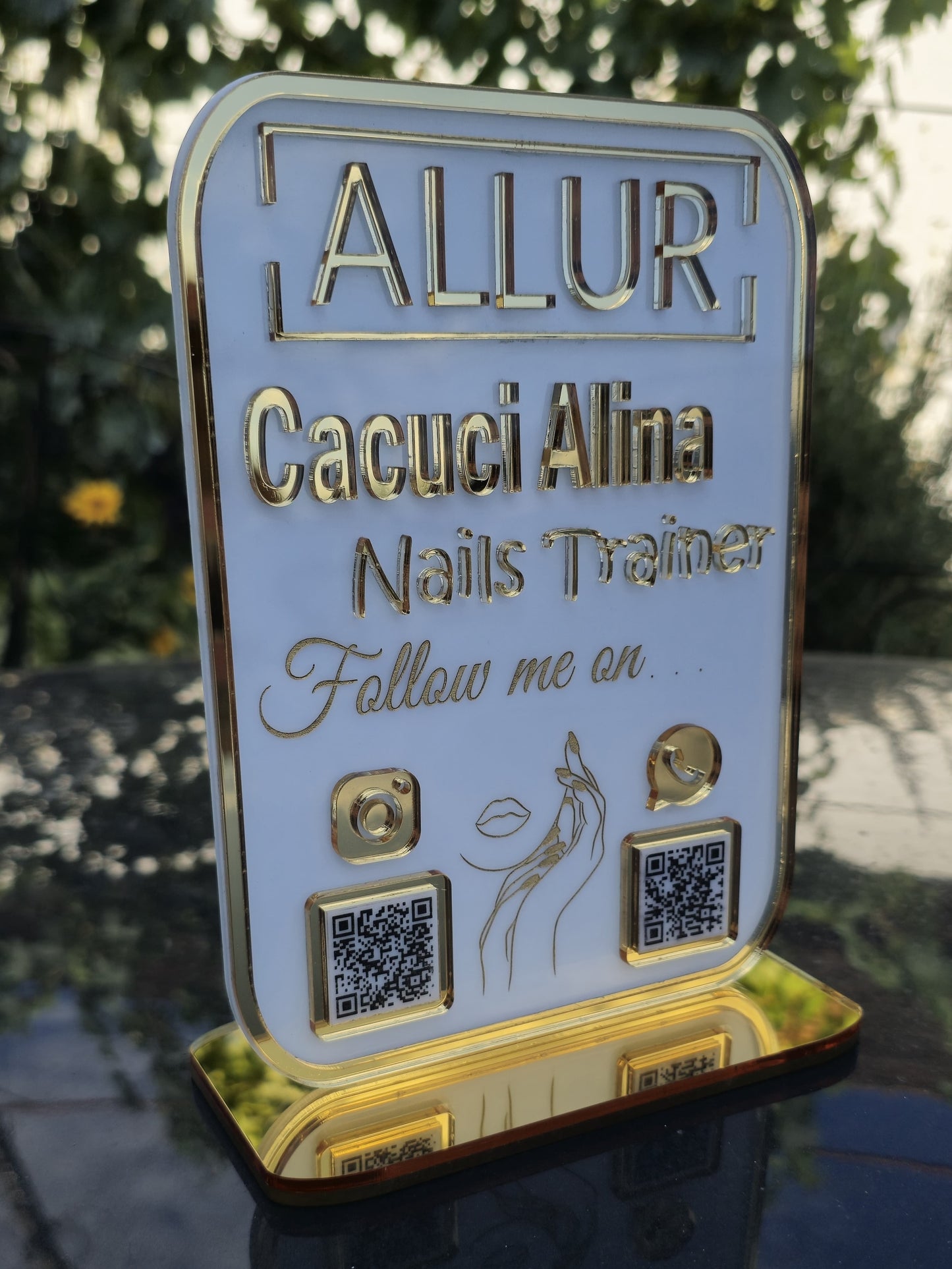 Plachetă Personalizată cu Coduri QR Multiple - Nails Trainer (Alb Lucios cu Auriu Oglinda)