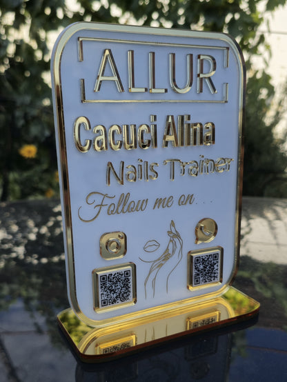 Plachetă Personalizată cu Coduri QR Multiple - Nails Trainer (Alb Lucios cu Auriu Oglinda)