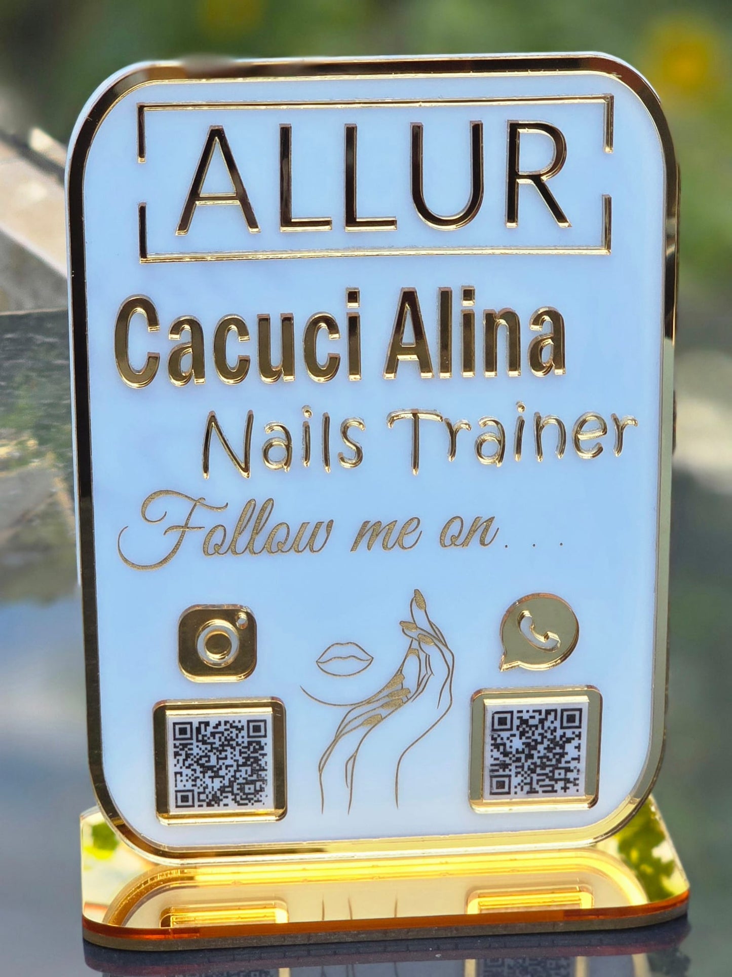 Plachetă Personalizată cu Coduri QR Multiple - Nails Trainer (Alb Lucios cu Auriu Oglinda)