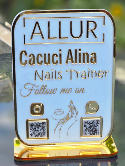 Plachetă Personalizată cu Coduri QR Multiple - Nails Trainer (Alb Lucios cu Auriu Oglinda)