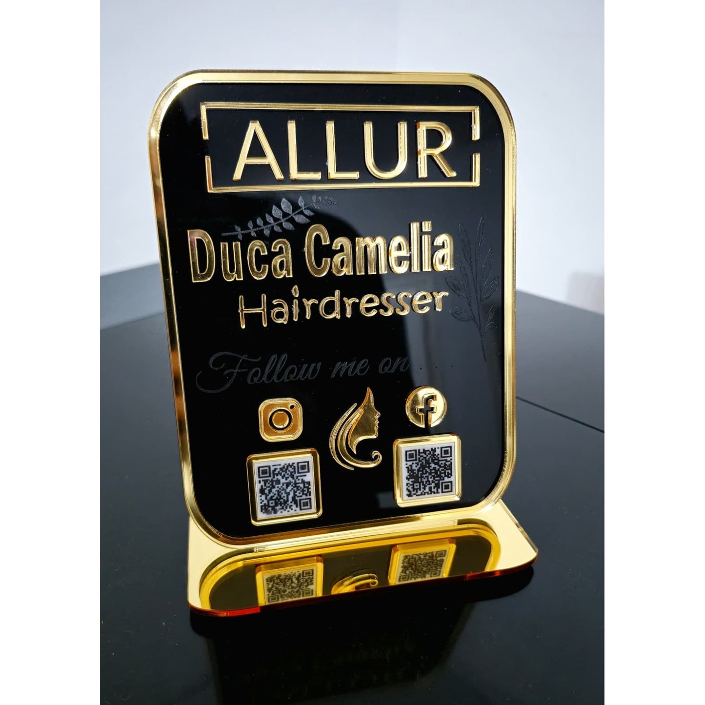 Plachetă Personalizată cu Coduri QR Multiple - Hairdresser (Acrilic Negru Lucios & Auriu Oglindă)