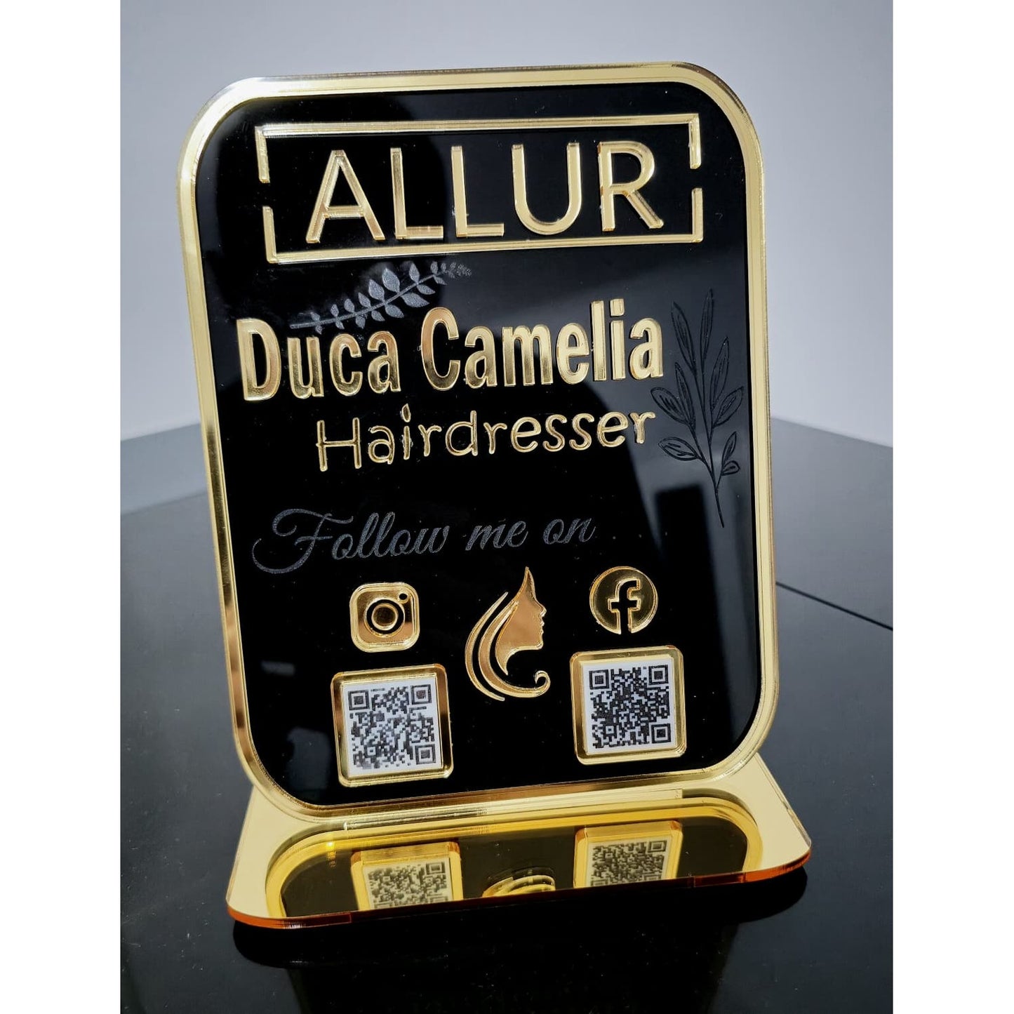 Plachetă Personalizată cu Coduri QR Multiple - Hairdresser (Acrilic Negru Lucios & Auriu Oglindă)